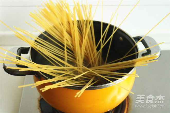 Spaghetti with Green Bamboo Shoots and Meat Sauce recipe