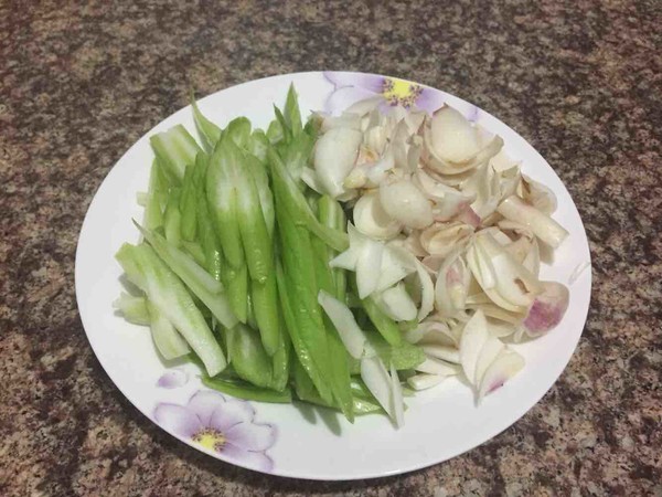 Stir-fried Cashew Nuts with Celery and Lily recipe