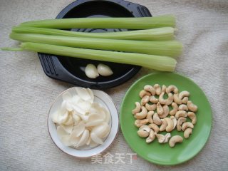 Stir-fried Lily with Celery and Cashew Nuts recipe