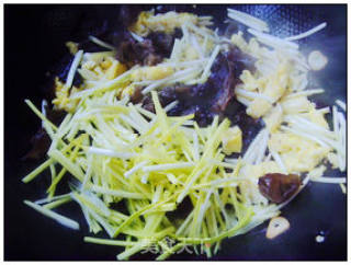 Scrambled Eggs with Garlic Yellow Fungus. recipe