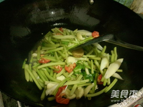 Stir-fried Shredded Sweet Potato Stems recipe