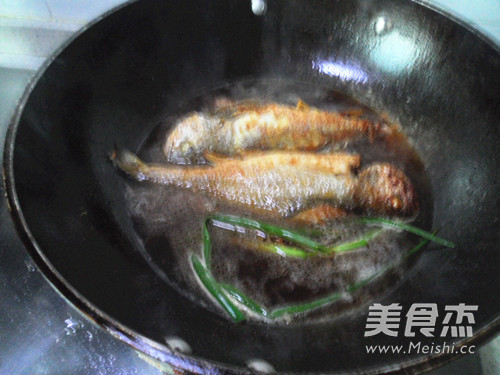 Sweet and Sour Yellow Croaker recipe