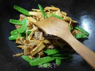 Stir-fried Bamboo Shoots with Pork Belly and Snow Peas recipe