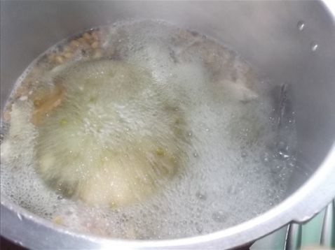 Yellow Mung Bean Pot Fish Bone Soup recipe