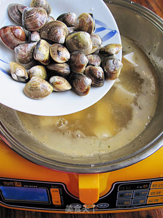 A Good Way to Prevent Colds from The Cold-seafood Hot and Sour Soup recipe