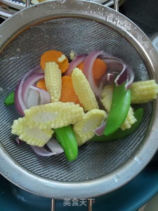 Stir-fried Shell Noodles with Vegetables and Chicken recipe