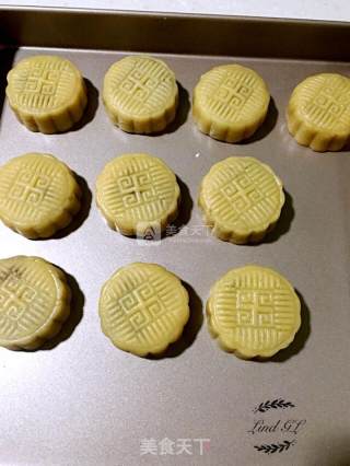 Cantonese-style Rattan Pepper Beef Mooncakes recipe