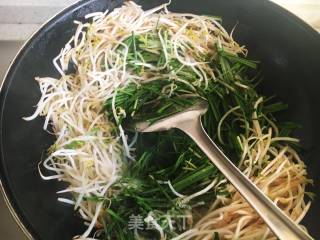 Stir-fried Leek with Mung Bean Sprouts recipe