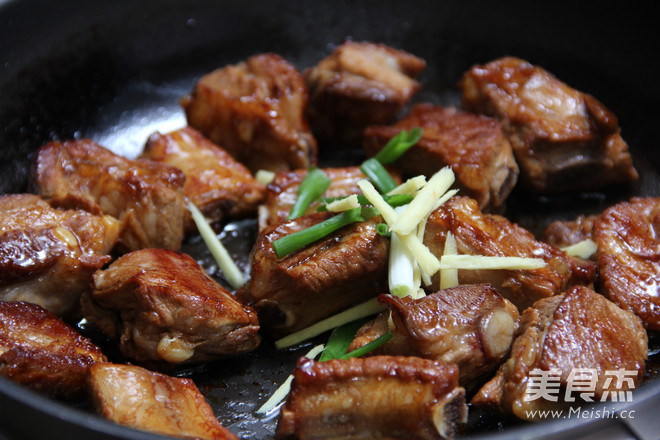 Ribs Braised Rice-iron Kettle Cooked Rice is Fragrant recipe