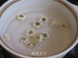 Chrysanthemum and Chinese Wolfberry Glutinous Rice Porridge recipe