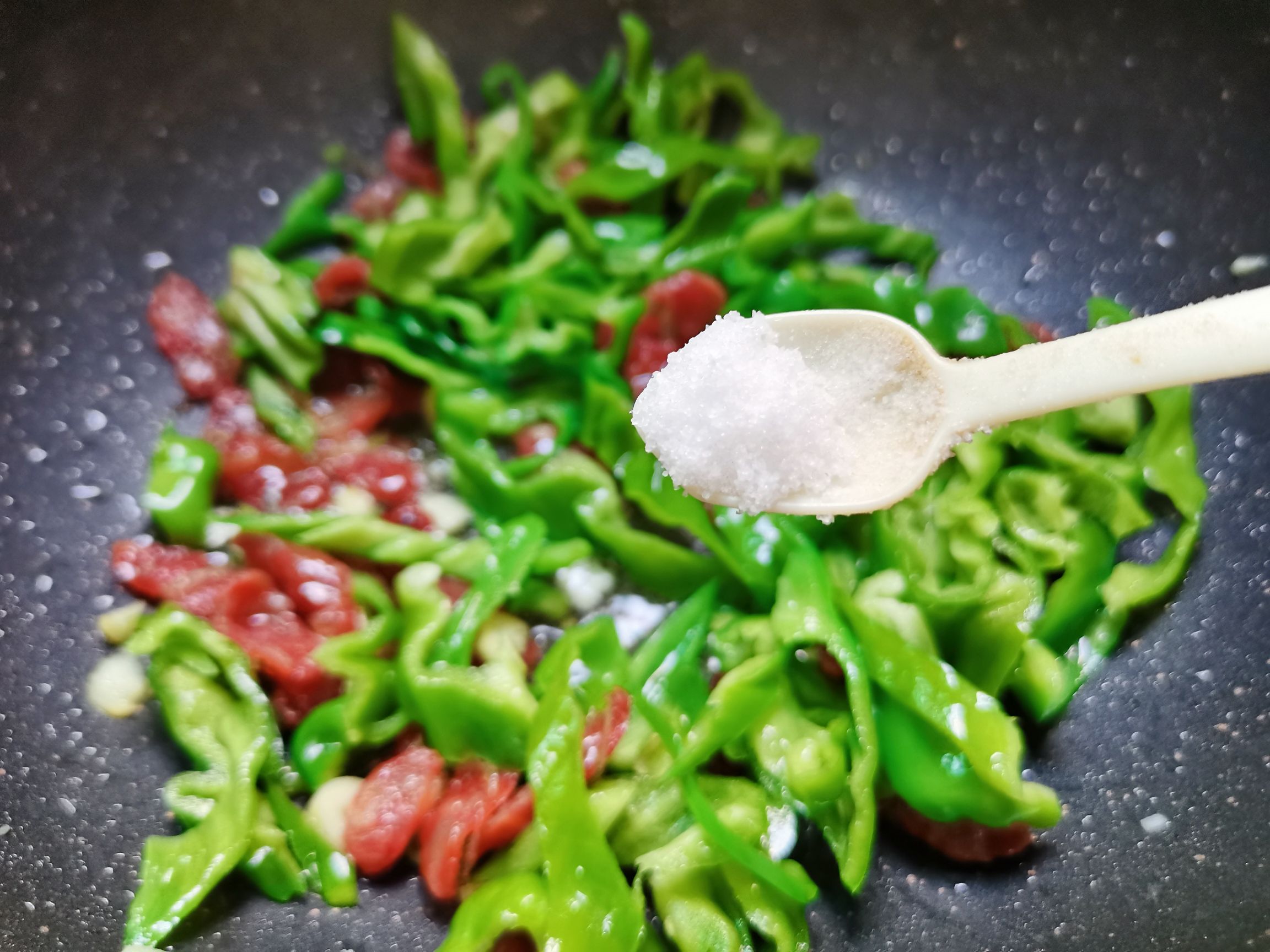 "stir-fried Sausage with Green Pickled Peppers" Step-by-step Version recipe