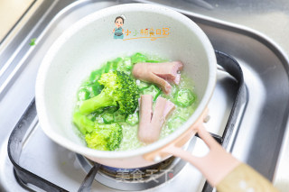 Supplementary Broccoli Pork Floss Cartoon Frog Rice Ball Over 12 Months Old recipe