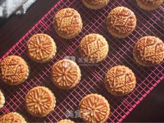 #新良first Baking Competition#cantonese-style Lotus Seed Paste Egg Yolk Moon Cake recipe