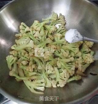 Stir-fried Cauliflower with Tiger Skin Egg and Pork Slices recipe