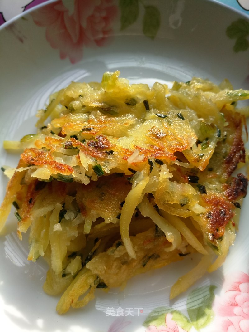 #春食野菜鲜# Wild Onion Potato Silk Cake recipe