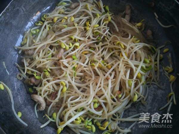 Fried Noodles with Soy Sprouts recipe