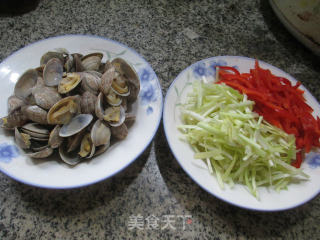 Stir-fried Clams with Red Pepper and Leek Buds recipe