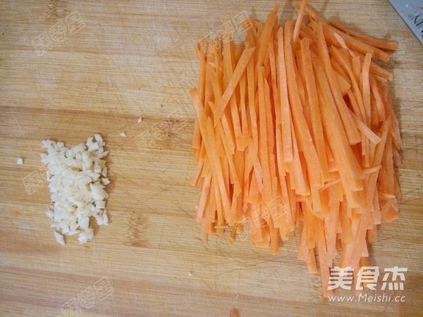 Carrots Mixed with Enoki Mushrooms recipe