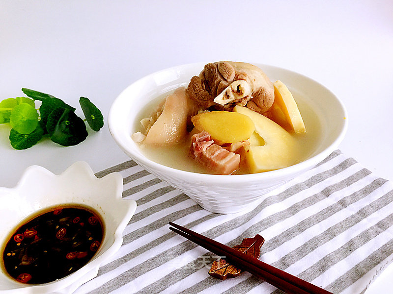 Winter Bamboo Shoots Trotters Soup recipe