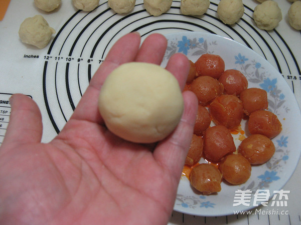 Lotus Paste and Salted Egg Yolk Mooncake recipe