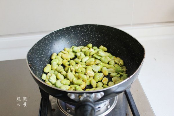 Broad Bean Rice Small Fried Rice recipe