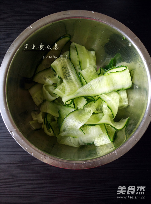 Black Rice Cucumber Roll recipe