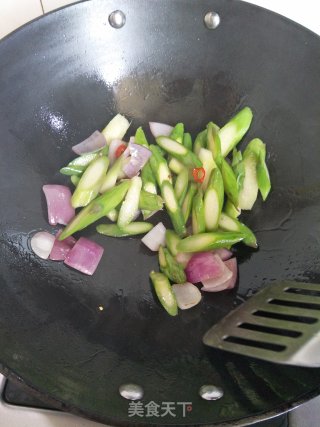 Stir-fried Beef with Onion and Asparagus recipe