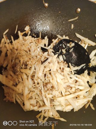 Stir-fried Shredded Radish with Mushrooms and Minced Meat recipe