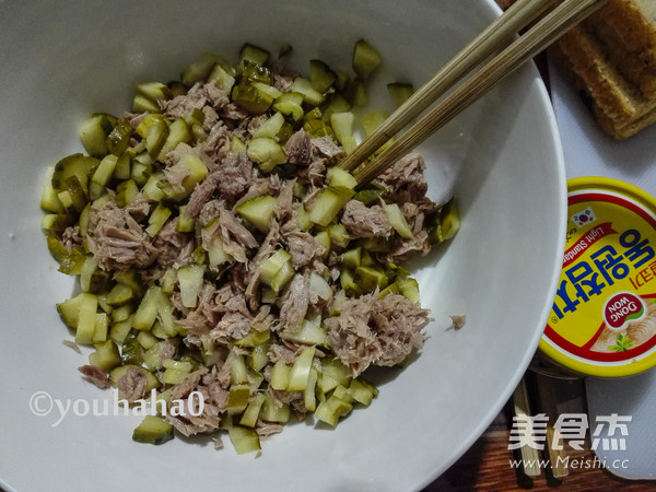 Sour Cucumber Tuna Sandwich recipe