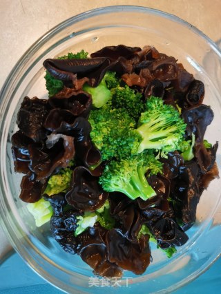 Broccoli with Fungus recipe