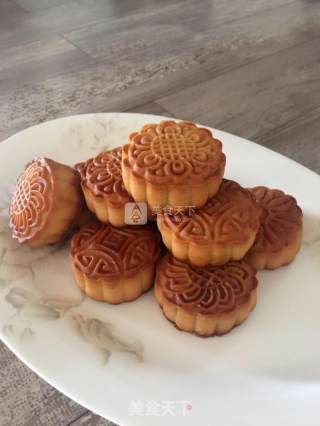 #新良婚纱大赛#simple Cantonese-style Lotus Paste and Egg Yolk Mooncakes recipe