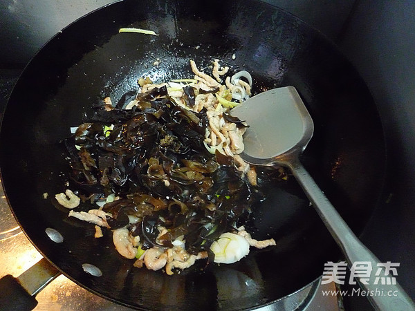 Stir-fried Pork with Leek and Fungus recipe