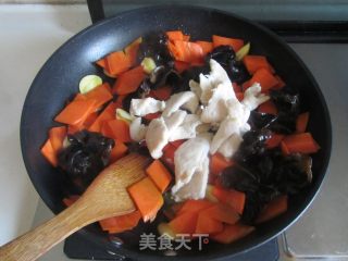 Fried Chicken with Carrots and Fungus recipe