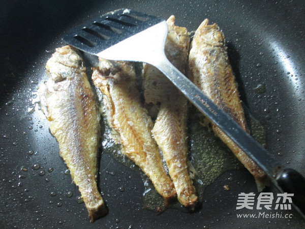 Small Yellow Croaker with Shacha Sauce recipe