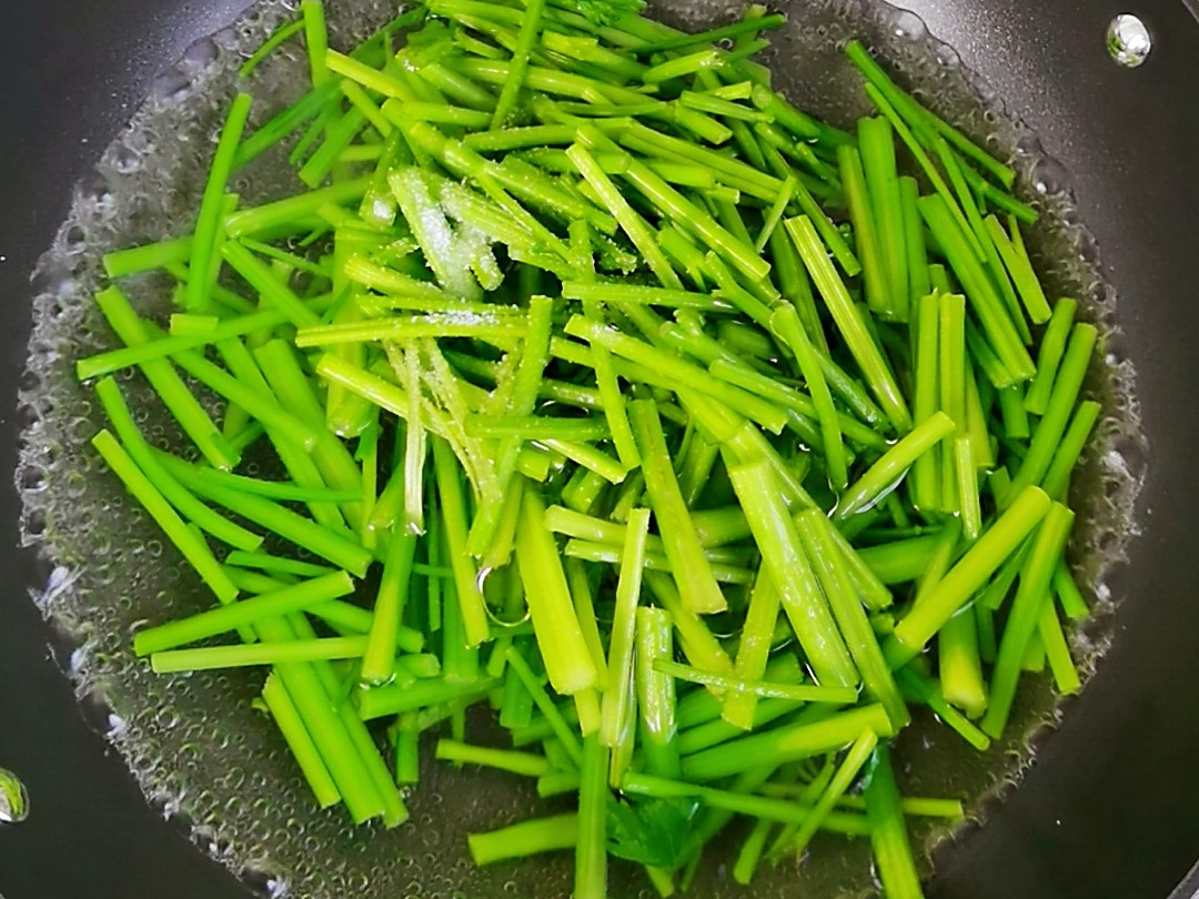 Stir-fry Celery for Fragrant and Dry, Should We Fry Celery First or Fry for Fragrant Dry First? recipe