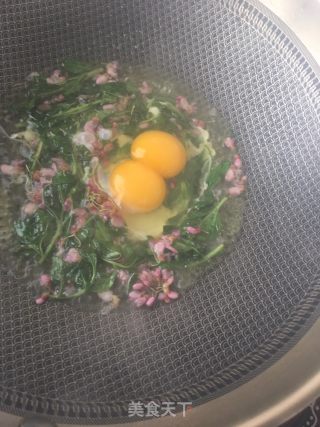 Fried Eggs with Wattle and Wolfberry Buds recipe