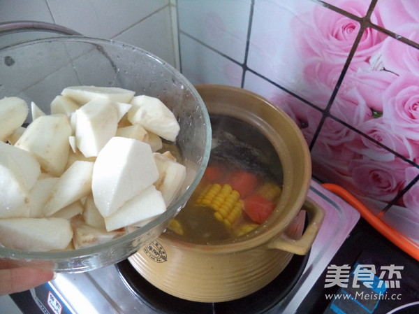 Corn Yam Crucian Carp Soup recipe