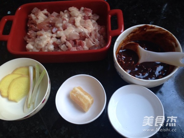 Barbecued Pork Bun with Honey Sauce is Made in A Pot recipe