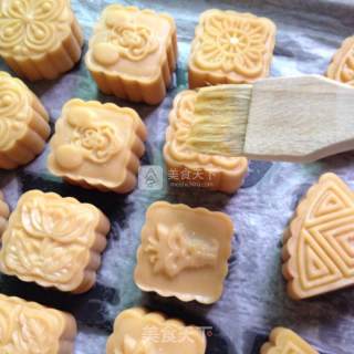 #新良第一节婚纱大赛# Mooncakes with Lotus Seed Paste and Egg Yolk recipe