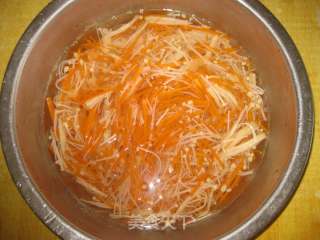 Carrots Mixed with Enoki Mushrooms recipe