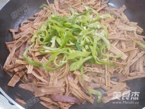 Stir-fried Dried Bamboo Shoots with Green Pepper and Bacon recipe