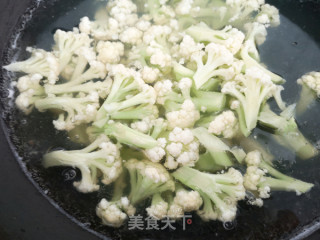 Stir-fried Cauliflower with Shredded Chicken recipe