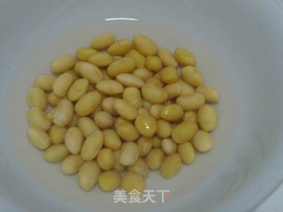 【mushrooms and Soybeans in Pot Pork Knuckles】enriching Qi, Replenishing Spleen and Bone recipe