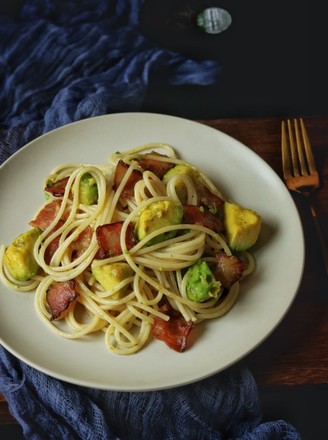 Spaghetti with Avocado and Bacon