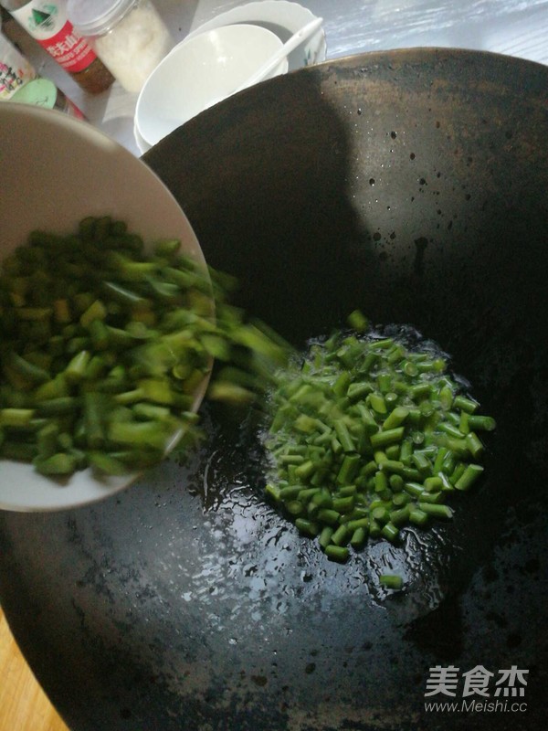 Stir-fried Minced Pork with Garlic Sprouts recipe