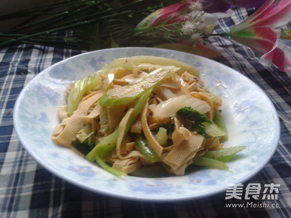 Celery Stir-fried Thousand Sheets recipe