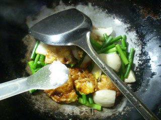 Stir-fried Lotus Leaf Egg with Oyster Mushroom and Garlic Sprouts recipe