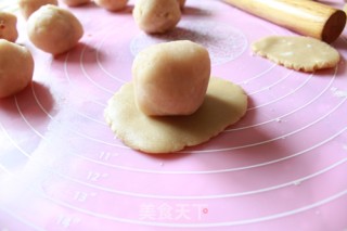 Cantonese-style Moon Cake with Beef Cubes with White Cloud Beans and Pine Nuts recipe