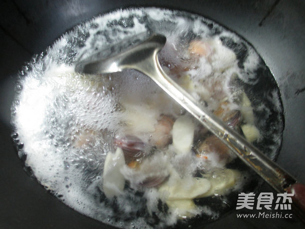 Whip Bamboo Shoots Round Clam Soup recipe