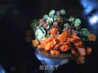Stir-fried Pork with Cucumber and Carrot recipe